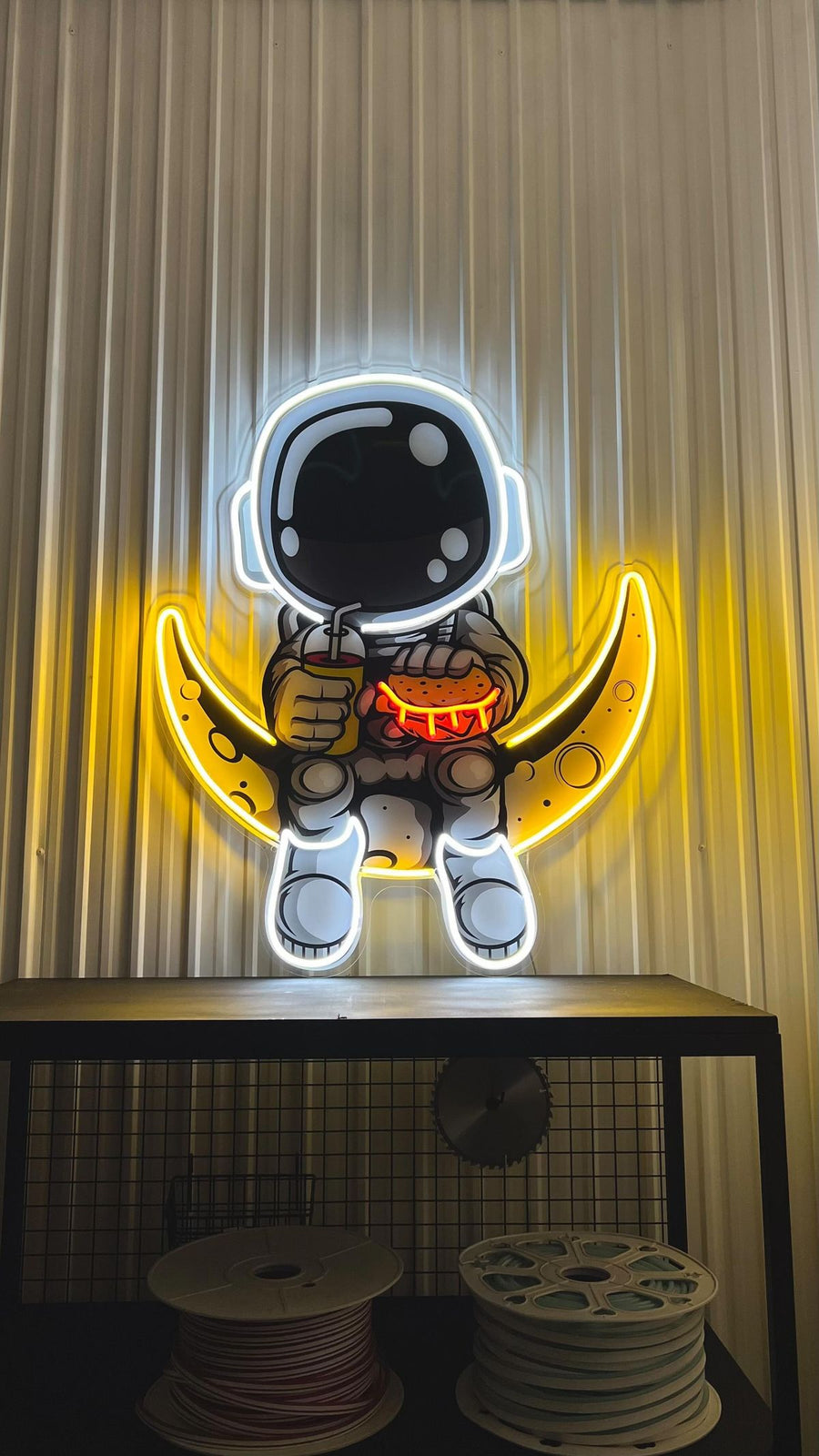 Astronaut Eating Cheeseburger Neon Sign - LED Neon Light for Room, Café & Gaming Setup